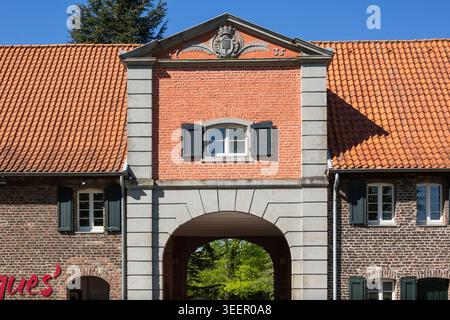 Germania, Meerbusch, Reno, basso Reno, Renania, Renania settentrionale-Vestfalia, NRW, Meerbusch-Buederich, House Meer, maniero, l'Aermyard, ex monastero premonstratense e castello della famiglia von der Leyen, l'immagine mostra la porta con la figura araldica Foto Stock