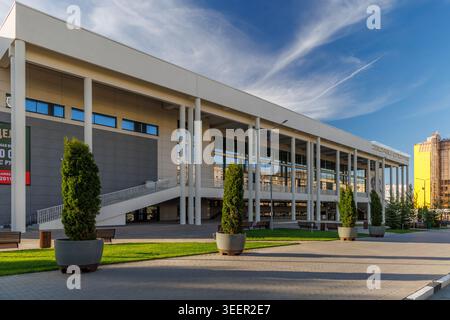 Samara, Russia - 9 maggio 2026: Moderno edificio sportivo con grande schermo digitale a Samara la sera del sole Foto Stock