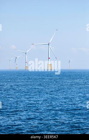 Parco eolico offshore nella baia di Saint-Brieuc (Bretagna, Francia nord-occidentale): Turbine eoliche offshore sviluppate da Ailes Marines, una controllata di Foto Stock
