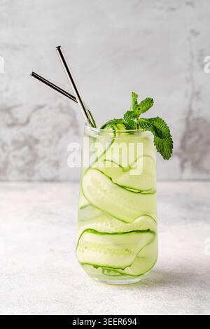 Acqua fresca infuso di cetriolo su sfondo chiaro, messa a fuoco selettiva Foto Stock