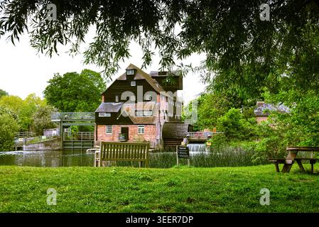 Houghton Mill, Cambridgeshire, Inghilterra, Regno Unito - mulino ad acqua e laghetto del XVIII secolo in funzione catturato in una giornata di sole in primavera Foto Stock