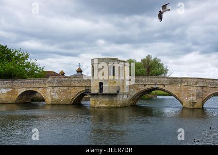 St Ives Bridge nel Cambridgeshire, Inghilterra, Regno Unito - un ponte ad arco in pietra del XV secolo sul fiume Great Ouse, con la cappella al centro Foto Stock