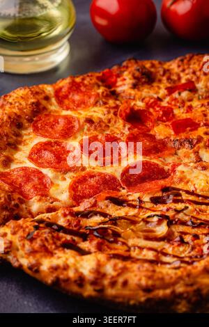 Pizza con condimenti diversi: Peperoni, formaggio, margarita, barbecue Foto Stock