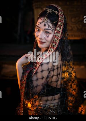 Donna che indossa abiti di ispirazione imperiale e contemporanei, Chongqing, Cina Foto Stock