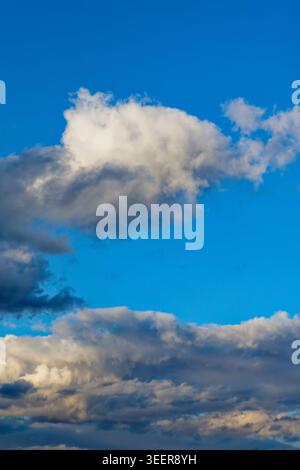 Dolci formazioni nuvolose contro un cielo blu al crepuscolo Foto Stock