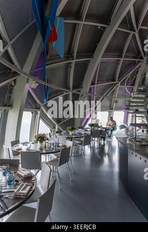 Il ristorante nella sfera superiore dell'Atomium mostra le travi e le finestre di costruzione. Costruito per l'esposizione mondiale di Bruxelles del 1958, Belgio. Foto Stock