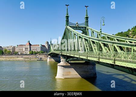 Il Ponte della libertà collega Buda e Pest a Budapest. Si estende lungo il fiume Danubio e mostra un'architettura unica contro un cielo limpido. Foto Stock