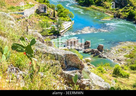 Rovine storiche di mulini ad acqua medievali situati nel fiume Tago a Toledo, Spagna Foto Stock