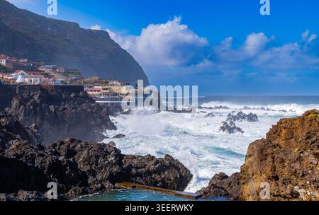 Portogallo, Madeira-2 febbraio 2026: Potenti onde atlantiche si schiantano contro rocce vulcaniche e piscine laviche naturali vicino a Porto Moniz sull'isola di Madeira, Por Foto Stock