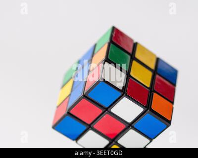 cubo di rubik e sfondo bianco Foto Stock