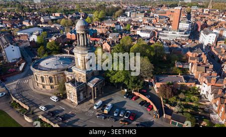 Fotografia con droni ad alto angolo che cattura l'architettura circolare unica della chiesa di St Chad al tramonto a Shrewsbury, Shropshire. Foto Stock
