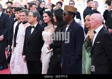 il presidente della giuria Park Chan-wook (4° da sinistra), con i membri della giuria Paul Laverty, Stellan Skarsgard, Diego Cespedes, Laura Wandel, Demi Moore, Chloe Zhao, Isaach de Bankole e Ruth Negga durante la cerimonia di apertura e la premiere del film "The Electric Kiss" al 79° Festival di Cannes, Francia. Data foto: Martedì 12 maggio 2026. Foto Stock