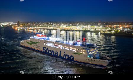 Ferry della Stena Line sul fiume Mersey, Liverpool, Merseyside, Inghilterra. Ferry passeggeri che naviga davanti al famoso lungomare della città Foto Stock