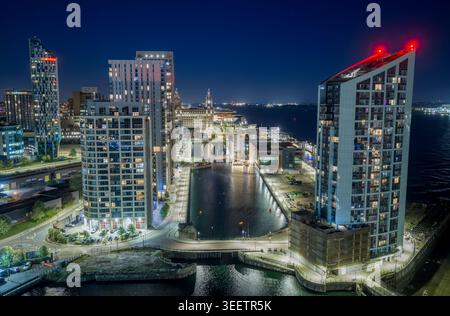 Princes Dock, Liverpool di notte con edifici illuminati sul lungomare riflessi nel porto, Merseyside, Inghilterra. Foto Stock