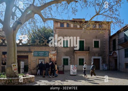 Maiorca, Spagna - 12 maggio 2026: I turisti si riuniscono all'ingresso della Certosa di Valldemossa, un monastero storico e complesso di palazzi fea Foto Stock