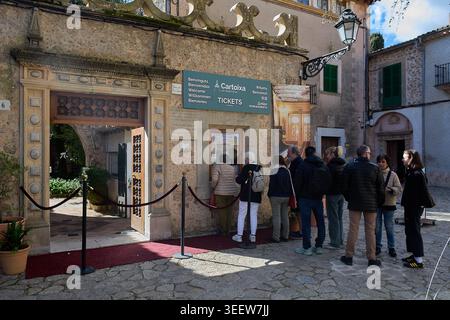 Maiorca, Spagna - 12 maggio 2026: Un gruppo di turisti attende in fila presso la biglietteria di pietra della Cartuja de Valldemossa, un famoso monstro storico Foto Stock