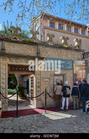 Maiorca, Spagna - 12 maggio 2026: I turisti aspettano in fila presso la biglietteria storica in pietra del monastero di Cartuja de Valldemossa per acquistare l'ingresso Foto Stock