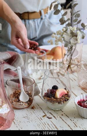 Parfait in stile casalingo con frutta fresca e croccanti granoletti Foto Stock
