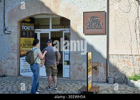 Maiorca, Spagna - 12 maggio 2026: I turisti si trovano all'ingresso della cella del museo Frederic Chopin e George Sand nella Valldemossa Charterhouse, a f Foto Stock
