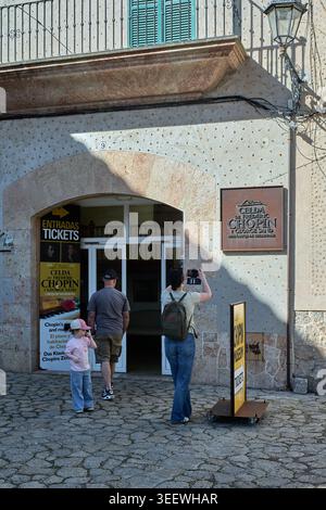 Maiorca, Spagna - 12 maggio 2026: Una famiglia di turisti visita l'ingresso della cella del museo Frederic Chopin e George Sand, situata all'interno dell'istore Foto Stock