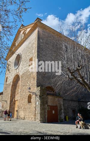 Maiorca, Spagna - 12 maggio 2026: I visitatori si riuniscono nella piazza acciottolata prima della storica chiesa di Sant Bartomeu, un pezzo centrale della tradizionale Maiorca Foto Stock