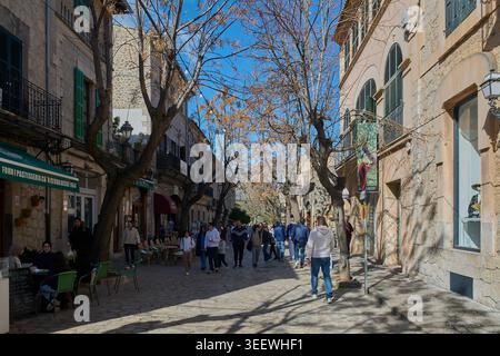 Maiorca, Spagna - 12 maggio 2026: I turisti esplorano la pittoresca via principale di Valldemossa, godendosi l'atmosfera mediterranea locale, tradit Foto Stock