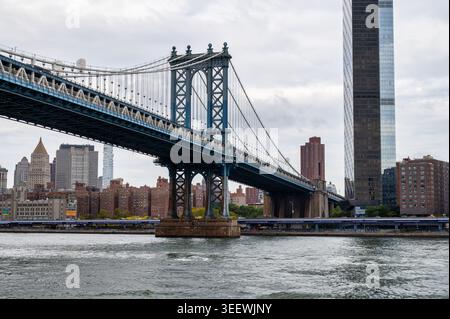 New York, USA- 15 ottobre 2025; lato ovest del ponte di Manhattan a New York Foto Stock