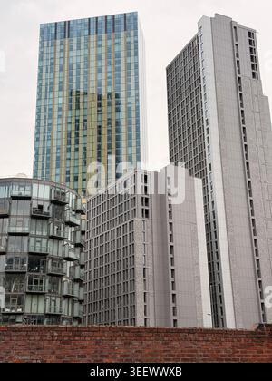 Fotografia urbana che mostra moderne torri di uffici dietro il primo piano industriale oggi Manchester Foto Stock