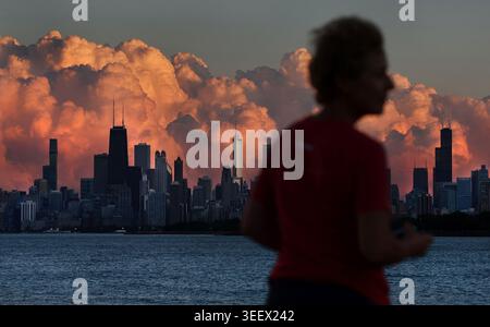 Chicago, Stati Uniti. 12 maggio 2026. Le nuvole di Cumulus illuminate dal sole al tramonto sono viste sopra lo skyline di Chicago a Chicago, Illinois, il 12 maggio 2026. Il cielo drammatico segue le forti tempeste che hanno attraversato l'area, parte dei continui modelli meteorologici severi che hanno prodotto 58 tornado nel 2023 in tutta l'area di copertura dell'ufficio del National Weather Service di Chicago che comprende 23 contee dell'Indiana e dell'Illinois. (Foto di Chris Sweda/Chicago Tribune/TNS/Sipa USA) credito: SIPA USA/Alamy Live News Foto Stock