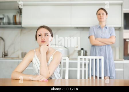 Mamma offesa e figlia adulta evitano di parlare Foto Stock