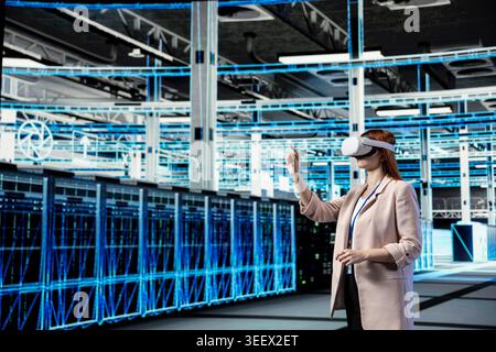 Lo sviluppatore di software per data center utilizza la tecnologia del visore VR per eseguire la scansione degli attrezzi, eseguire aggiornamenti, esperto di compostaggio VFX Server hub che utilizza la simulazione AR in realtà virtuale per supervisionare le operazioni e l'allocazione delle risorse Foto Stock