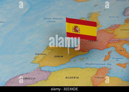Spilla di bandiera della Spagna che segna la Spagna sulla mappa dell'Europa, concetto di destinazione del viaggio Foto Stock