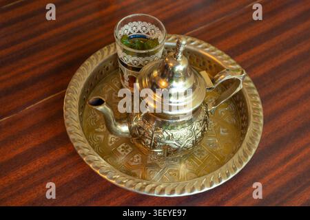 Tè marocchino alla menta in teiera e bicchiere, tradizionale bevanda araba dal Marocco Foto Stock