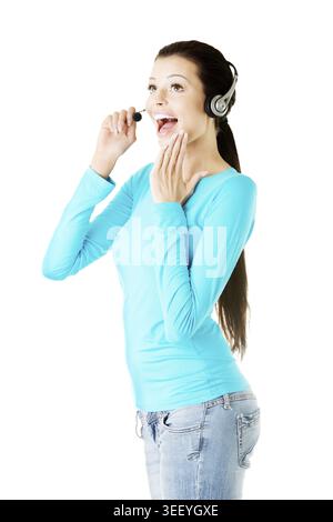 Giovane donna casual con cuffie e microfono. Isolato su bianco Foto Stock