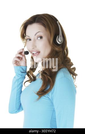 Elegante donna casual con cuffie e microfono. Isolato su bianco Foto Stock