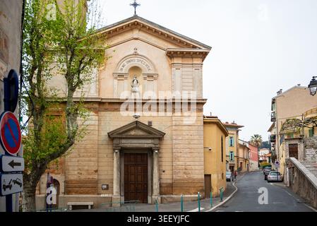 Mentone, Francia, 12 aprile 2026 storica Chapelle des Penitents Blancs a Mentone, Francia. Architettura barocca classica nel cuore della scenografica francese Foto Stock