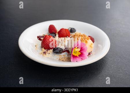 Torta di riso mochi alla frutta, daifuku bianco, dessert tradizionale giapponese, wagashi rotondi con ripieno cremoso e anko, caramelle asiatiche con fragole, blueber Foto Stock