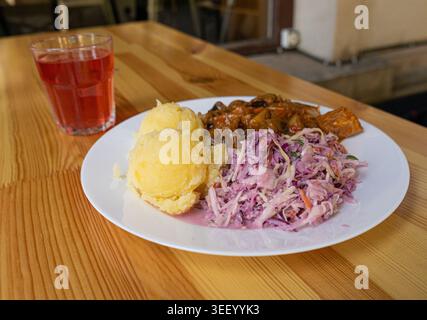 Stufato di carne con purè di patate e insalata di cavolo, tradizionale zuppa ungherese di gulasch di carne di manzo e verdure Foto Stock