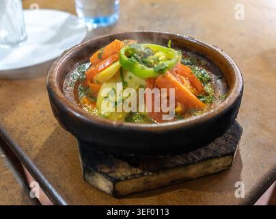Stufato di carne di Tajine marocchino, tradizionale tagine marocchina, Marqa araba, piatto di cibo tagine di agnello marocchino sul ristorante piatto di ceramica con autentica cucina locale Foto Stock