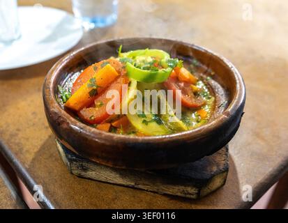 Stufato di carne di Tajine marocchino, tradizionale tagine marocchina, Marqa araba, piatto di cibo tagine di agnello marocchino sul ristorante piatto di ceramica con autentica cucina locale Foto Stock