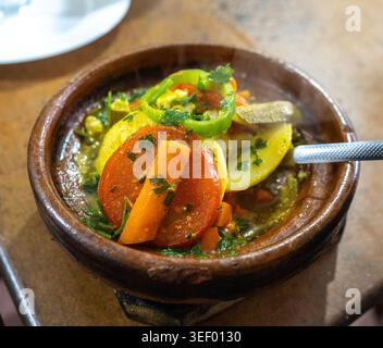 Stufato di carne di Tajine marocchino, tradizionale tagine marocchina, Marqa araba, piatto di cibo tagine di agnello marocchino sul ristorante piatto di ceramica con autentica cucina locale Foto Stock