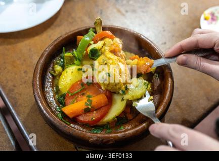 Stufato di carne di Tajine marocchino, tradizionale tagine marocchina, Marqa araba, piatto di cibo tagine di agnello marocchino sul ristorante piatto di ceramica con autentica cucina locale Foto Stock