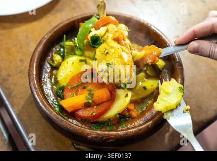 Stufato di carne di Tajine marocchino, tradizionale tagine marocchina, Marqa araba, piatto di cibo tagine di agnello marocchino sul ristorante piatto di ceramica con autentica cucina locale Foto Stock