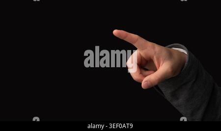 Gesto di comunicazione con dito allungato su sfondo scuro Foto Stock