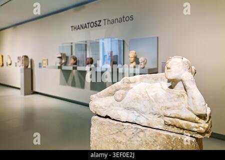 I visitatori possono ammirare le sculture del Museo delle Belle Arti di Budapest. La mostra presenta opere a Thanatos. Gli ospiti ammirano l'arte e la conoscono. Foto Stock