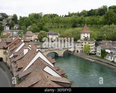 Centro storico di Berna - Vista sul fiume dei tetti di tegole rosse, del ponte in pietra e della torre medievale sul fiume Aare Foto Stock