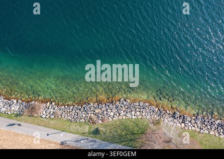Vista aerea dall'alto della riva rocciosa del lago e dell'acqua verde smeraldo a Serrières - Neuchâtel - Svizzera Foto Stock