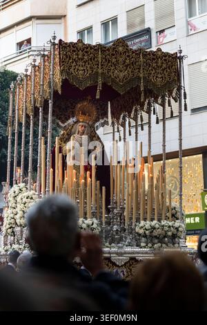Almeria, Spagna - 30 marzo 2026: Un galleggiante processionale della settimana Santa che porta un'immagine sacra della Vergine Maria passa attraverso una strada della città durante Semana Foto Stock