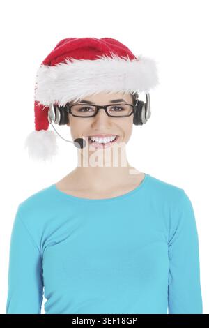 Giovane donna casual con cappello babbo natale e microfono e cuffie. Isolato su bianco Foto Stock