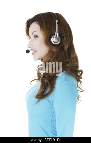 Elegante donna casual con cuffie e microfono. Isolato su bianco Foto Stock